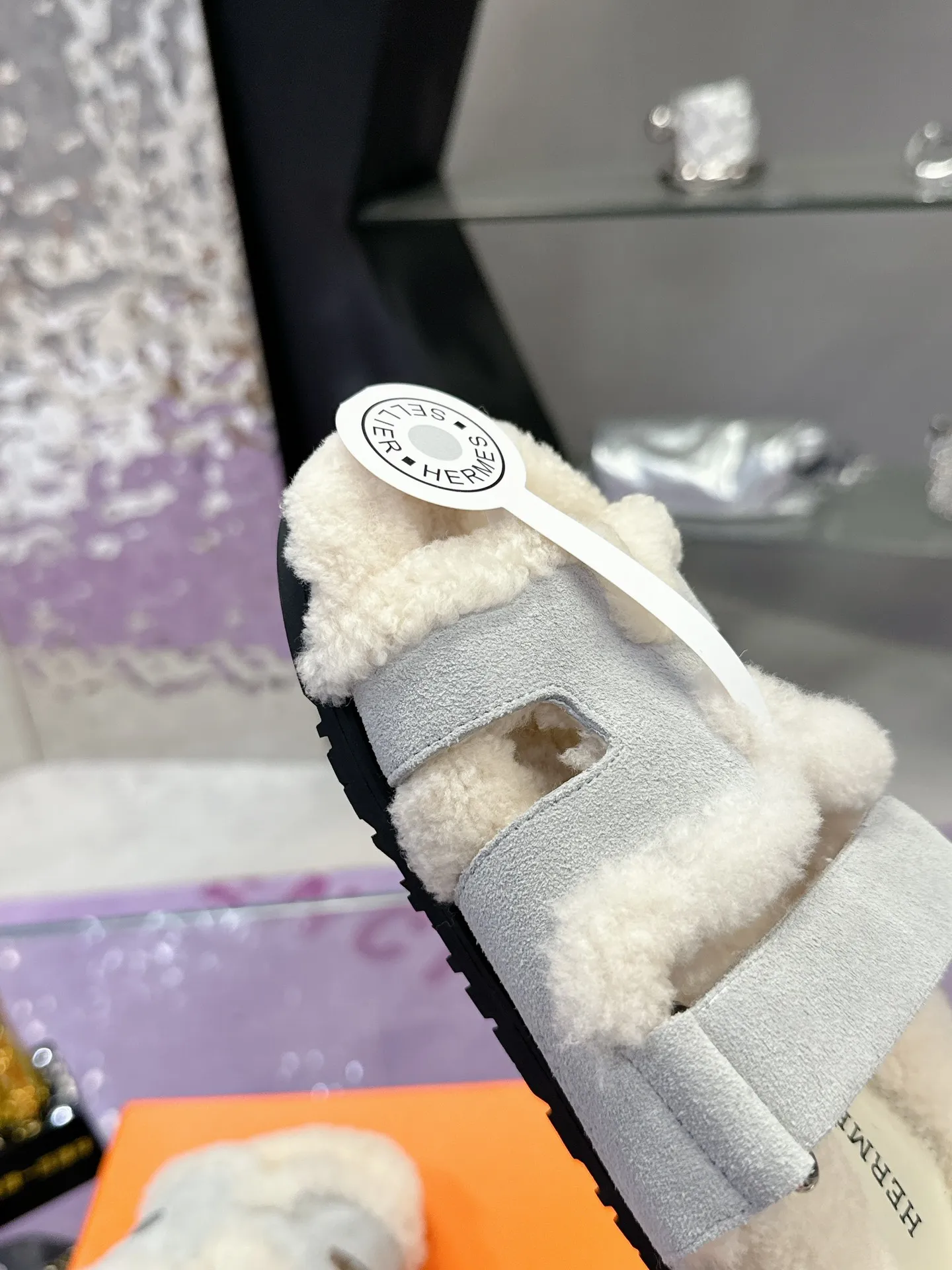 Factory price: 500💰 HERMES💗Ai Ma’s classic hot style second uncle🐑wool mop🆕 is coming. A must-have item for autumn and winter ✅ Versatile and fashionable at home and out on the street 🍀The colors are extremely colorful! Walking Tuscany! T men's shoes 💰R non-slip outsole super light ️ super comfortable on the feet without any binding feeling I can't stop drinking coffee ☕ my second uncle's slippers I can't take off Size number: 35-40 (41 made to order, non-refundable)